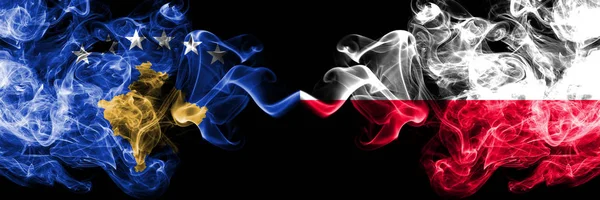 Kosovo vs Polonia, banderas místicas ahumadas polacas colocadas lado a lado. Combinación de ahumos sedosos de colores gruesos de Kosovo y Polonia, bandera polaca —  Fotos de Stock