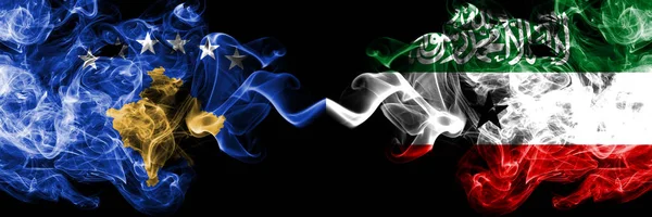 Kosovo vs Somalilandia banderas místicas ahumadas colocadas lado a lado. Combinación de humo sedoso de color grueso de Kosovo y Somalilandia bandera — Foto de Stock