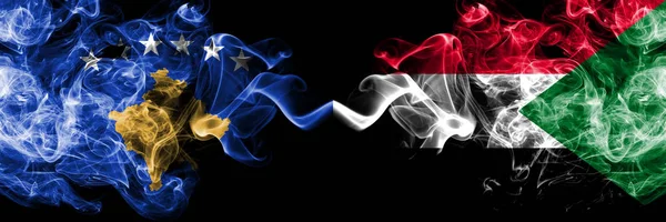 科索沃对苏丹，苏丹烟熏神秘旗帜并排放置。厚厚的彩色丝烟组合科索沃和苏丹，苏丹国旗 — 图库照片