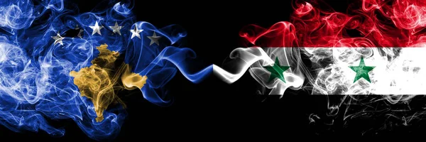 Kosovo vs Syrien, syriska rökiga mystiska flaggor placerade sida vid sida. Tjocka färgade silkeslena röker kombination av Kosovo och Syrien, syriska flaggan — Stockfoto