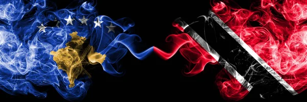 Kosovo vs Trinidad e Tobago bandiere mistiche fumose affiancate. Combinazione di fumi di seta di colore spesso di Kosovo e Trinidad e Tobago bandiera — Foto Stock