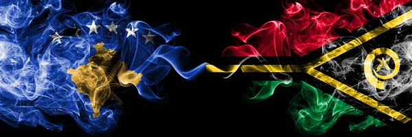 Kosovo vs Vanuatu bandiere mistiche fumose affiancate. Combinazione di fumi setosi di colore spesso di Kosovo e bandiera Vanuatu — Foto Stock