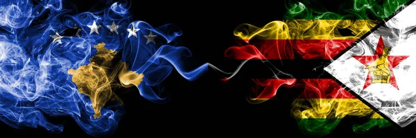 Koszovó vs Zimbabwe, Zimbabwean füstös misztikus zászlókat helyezett egymás mellé. Sűrű, selymes FÜSTSZÍNŰ, Koszovó és Zimbabwe kombinációja, a zimbabwei zászló — Stock Fotó