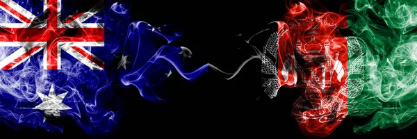 Avustralya vs Afganistan, Afgan dumanlı mistik bayraklar yan yana yerleştirilir. Avustralya ve Afganistan, Afgan ulusal bayrakları kalın renkli ipeksi dumanlar kombinasyonu