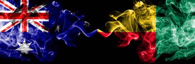 Avustralya vs Benin, Beninese dumanlı mistik bayraklar yan yana yerleştirilir. Avustralya ve Benin, Beninese ulusal bayrakları kalın renkli ipeksi dumanlar