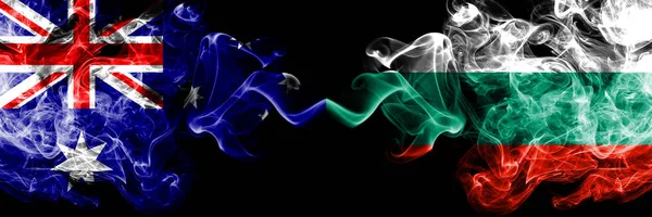 Australië VS Bulgarije, Bulgaarse Smoky Mystic vlaggen naast elkaar geplaatst. Dikke gekleurde zijdeachtige rookt combinatie van nationale vlaggen van Australië en Bulgarije, Bulgaars — Stockfoto