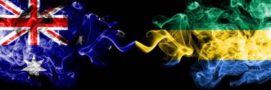 Avustralya vs Gabon, Gabonese dumanlı mistik bayraklar yan yana yerleştirilir. Avustralya ve Gabon, Gabonese ulusal bayrakları kalın renkli ipeksi dumanlar
