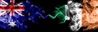Avustralya vs İrlanda, İrlanda dumanlı mistik bayraklar yan yana yerleştirilir. Kalın renkli ipeksi Avustralya ve İrlanda, İrlanda ulusal bayrakları kombinasyonu sigara