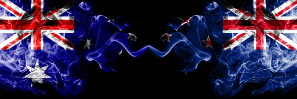 Ausztrália vs Új-Zéland, új-zélandi füstös misztikus zászlók elhelyezett egymás mellett. Vastag színes selymes füst kombinációja nemzeti zászlók Ausztrália és Új-Zéland, New Zealander — Stock Fotó