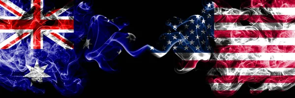 Austrália vs Estados Unidos da América, bandeiras místicas fumegantes americanas colocadas lado a lado. Combinação de fumaça sedosa de cor grossa de bandeiras nacionais da Austrália e Estados Unidos da América, EUA — Fotografia de Stock