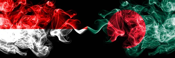Indonesië VS Bangladesh, Bangladeshi rokerige Mystic vlaggen naast elkaar geplaatst. Dikke gekleurde zijdeachtige rook vlaggen van Indonesië en Bangladesh, Bangladeshi — Stockfoto