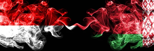 Indonesien gegen Weißrussland, weißrussische Rauchfahnen nebeneinander. dicke, seidige Rauchfahnen Indonesiens und Weißrusslands, weißrussisch — Stockfoto