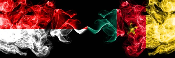 印尼对喀麦隆，喀麦隆烟熏神秘旗帜并排放置。印度尼西亚和喀麦隆、喀麦隆的浓彩丝绸烟旗 — 图库照片