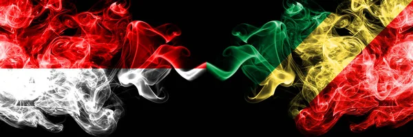 印度尼西亚对刚果，刚果烟熏神秘旗帜并排放置。厚厚的彩色丝烟旗印度尼西亚和刚果，刚果 — 图库照片