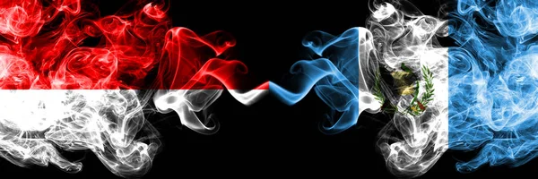 Ινδονησία vs Γουατεμάλα, Γουατεμάλας καπνιστή μυστικιστικές σημαίες τοποθετημένες δίπλα-δίπλα. Πυκνές σημαίες μεταξένια καπνό της Ινδονησίας και της Γουατεμάλας, Γουατεμάλα — Φωτογραφία Αρχείου