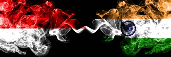 Indonesië VS India, Indian Smoky Mystic vlaggen geplaatst naast elkaar. Dikke gekleurde zijdeachtige rook vlaggen van Indonesië en India, Indische — Stockfoto