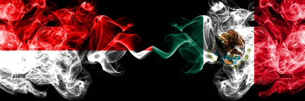 インドネシア vs メキシコ, メキシコのスモーキーな神秘的なフラグが並んで配置.インドネシアとメキシコ、メキシコの濃い色の絹のような煙の旗 — ストック写真