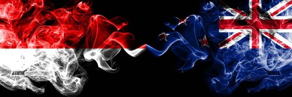 Ινδονησία vs Νέα Ζηλανδία, νέα Ζηλίστρια με καπνιστή μυστικιστικές σημαίες τοποθετημένες δίπλα-δίπλα. Πυκνή έγχρωμη μεταξένια σημαία της Ινδονησίας και της Νέας Ζηλανδίας, νέος ζηλωτή — Φωτογραφία Αρχείου