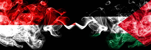 印度尼西亚对巴勒斯坦，巴勒斯坦烟熏神秘旗帜并排放置。厚厚的彩色丝烟旗印度尼西亚和巴勒斯坦，巴勒斯坦 — 图库照片