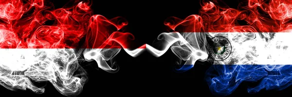 印尼对巴拉圭，巴拉圭烟熏神秘旗帜并排放置。印度尼西亚和巴拉圭、巴拉圭的浓色丝状烟旗 — 图库照片