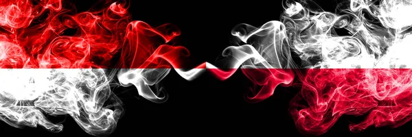 Indonésia vs Polônia, bandeiras místicas polonesas fumegantes colocadas lado a lado. Bandeiras de fumaça sedosa coloridas grossas da Indonésia e da Polônia, polonês — Fotografia de Stock