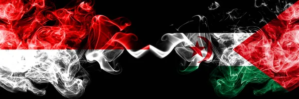 Indonésie vs Sahrawi kouřové mystické vlajky umístěné bok po boku. Hustě zbarvené hedvábné kouřové vlajky Indonésie a Sahrawi — Stock fotografie