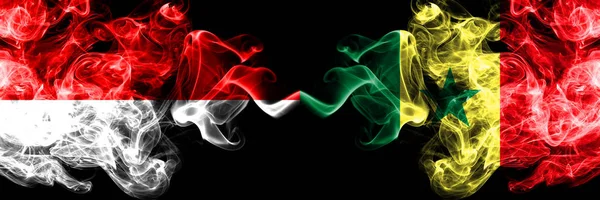 Indonesia vs Senegal, bandiere mistiche fumose senegalesi affiancate. Bandiere di fumo spesse e setose di Indonesia e Senegal, Senegalese — Foto Stock
