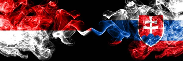 Indonesien vs Slowakei, slowakische rauchige mystische Fahnen nebeneinander platziert. dicke, seidige Rauchfahnen von Indonesien und der Slowakei, slowakisch — Stockfoto