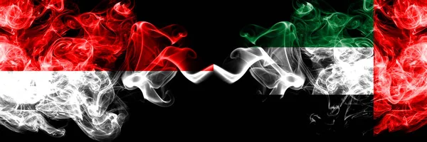 Indonézia vs United Arab Emirates, Emirátusok füstös misztikus zászlók elhelyezett egymás mellett. A vastag színes selymes füstjelzők Indonézia és az Egyesült Arab Emírségek, Emirátusok — Stock Fotó