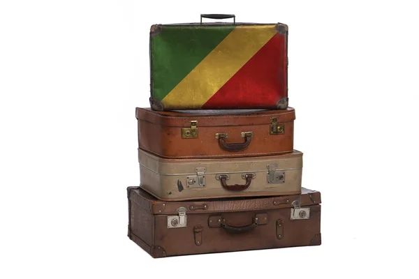 Конго, Конголезская концепция путешествия. Группа винтажных чемоданов на белом фоне . — стоковое фото