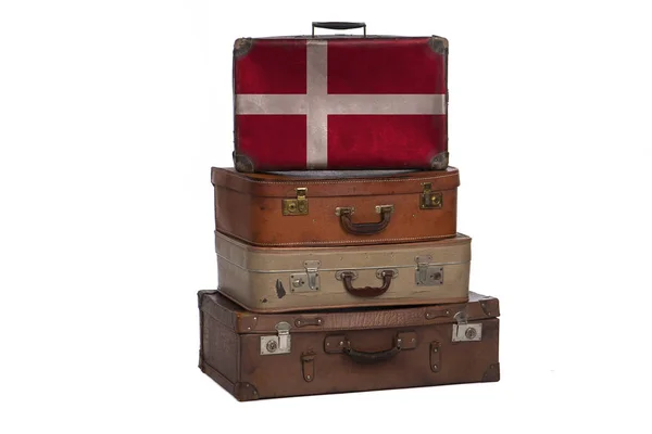 Danii, duńskiej koncepcji podróży. Grupa Vintage walizki izolowane na białym tle. — Zdjęcie stockowe