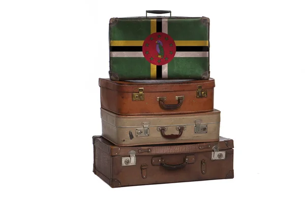 Концепция путешествий Доминики. Группа винтажных чемоданов на белом фоне . — стоковое фото