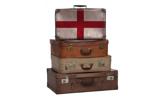 Англия, английская концепция путешествий. Группа винтажных чемоданов на белом фоне . — стоковое фото