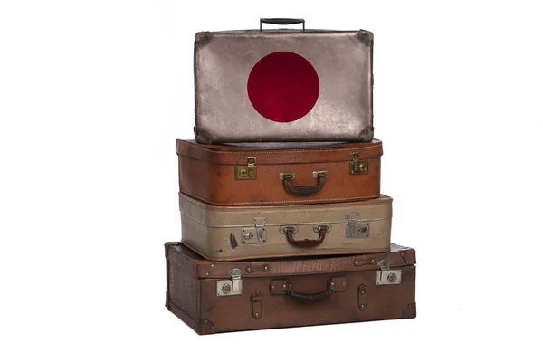 日本、日本の旅行コンセプト。白い背景に隔離されたヴィンテージスーツケースのグループ. — ストック写真