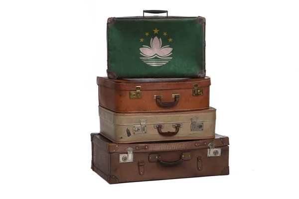 Macao, concetto di viaggio in Cina. Gruppo di valigie vintage isolate su sfondo bianco . — Foto Stock