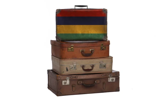 Mauritius, concetto di viaggio mauriziano. Gruppo di valigie vintage isolate su sfondo bianco . — Foto Stock