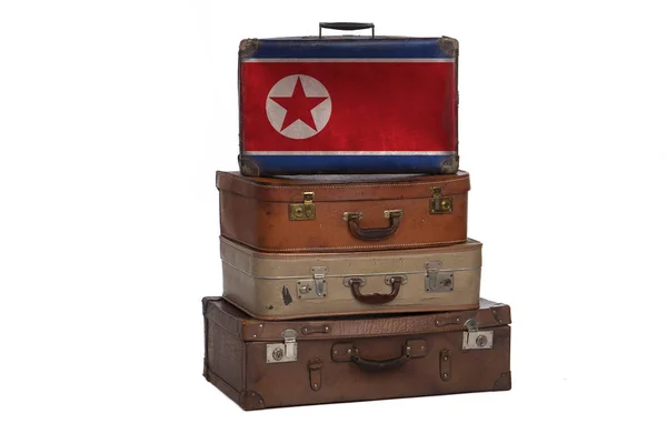 Северная Корея, корейская концепция путешествий. Группа винтажных чемоданов на белом фоне . — стоковое фото