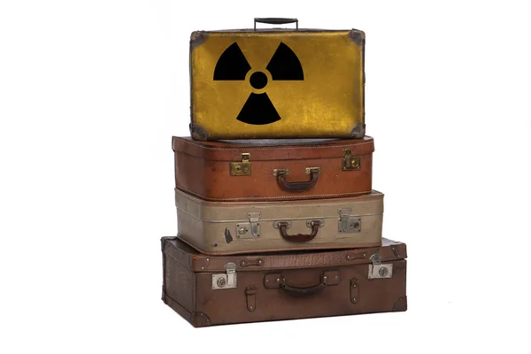 Atomkraft, Radioaktivität, Strahlung, Gefährdungsreisekonzept. Gruppe von Vintage-Koffern isoliert auf weißem Hintergrund. — Stockfoto