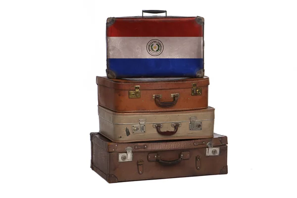 Парагвай, парагвайская концепция путешествий. Группа винтажных чемоданов на белом фоне . — стоковое фото