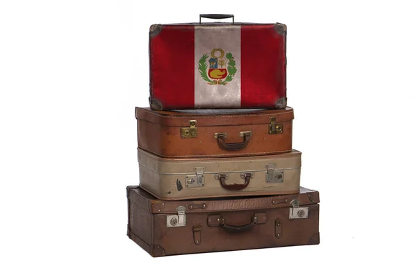 Perú, concepto de viaje Peruano. Grupo de maletas vintage aisladas sobre fondo blanco . — Foto de Stock