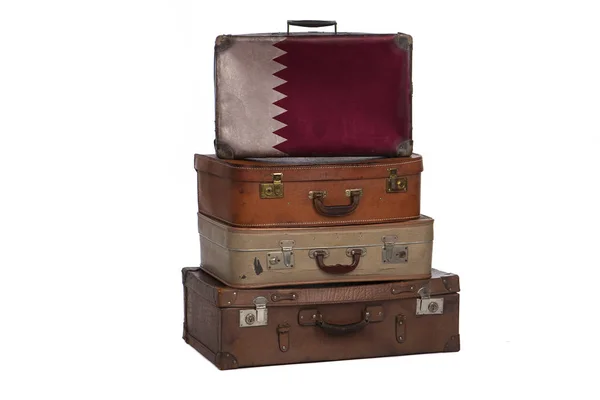 Qatar, concetto di viaggio del Qatar. Gruppo di valigie vintage isolate su sfondo bianco . — Foto Stock