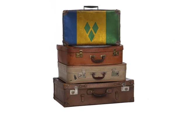 Концепция путешествий Сент-Винсента и Гренадин. Группа винтажных чемоданов на белом фоне . — стоковое фото