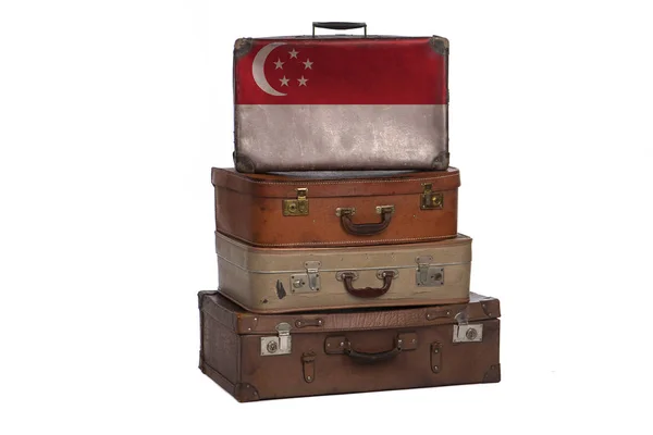 Singapore, concetto di viaggio singaporiano. Gruppo di valigie vintage isolate su sfondo bianco . — Foto Stock