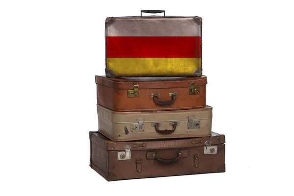 Concetto di viaggio nell'Ossezia del Sud. Gruppo di valigie vintage isolate su sfondo bianco . — Foto Stock