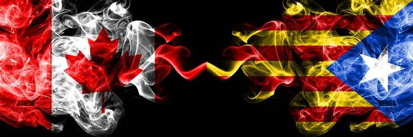 Canadá vs Cataluña, España banderas místicas ahumadas colocadas lado a lado. Banderas de humo sedoso de color grueso de Canadá y Cataluña, España . —  Fotos de Stock