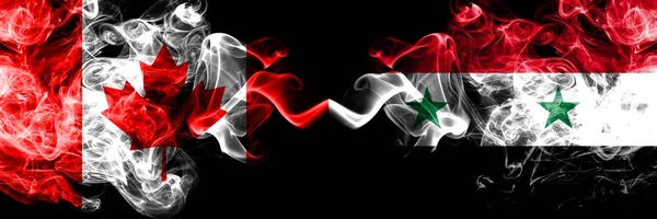 캐나다 vs 시리아, 시리아 연기가 자욱한 신비한 깃발이 나란히 배치되었습니다. 캐나다와 시리아, 시리아의 두꺼운 색의 부드러운 연기 깃발. — 스톡 사진