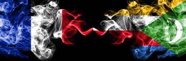 Fransa vs Comoros, Komor dumanlı mistik bayraklar yan yana yerleştirilir. Fransız ve Komor, Komor kalın renkli ipeksi soyut duman afiş