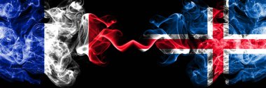 Fransa vs İzlanda, İzlanda dumanlı mistik bayraklar yan yana yerleştirilir. Fransız ve İzlanda kalın renkli ipeksi soyut duman afiş, İzlanda