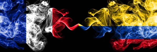 Frankrijk vs Colombia, Colombiaanse rokerige Mystic vlaggen geplaatst naast elkaar. Dikke gekleurde zijdeachtige abstracte rook banner van Frans en Colombia, Colombiaanse — Stockfoto