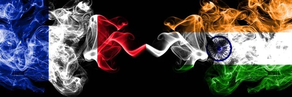 Francja vs Indie, Indian smoky Mystic flagi umieszczone obok siebie. Gruby, jedwabisty, abstrakcyjny transparent dymu francuskiego i Indii, indyjski — Zdjęcie stockowe